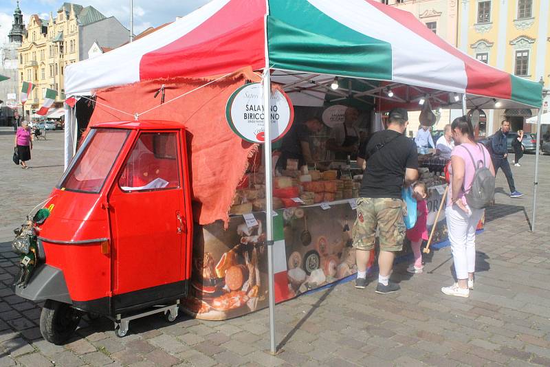 Akce Ape food tour na náměstí Republiky dává Plzeňanům až do neděle možnost seznámit se s delikatesami z jednotlivých italských regionů.