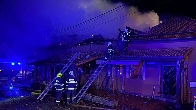 Požár restaurace Angusfarm v Soběsukách. Foto: Hasiči Plánice