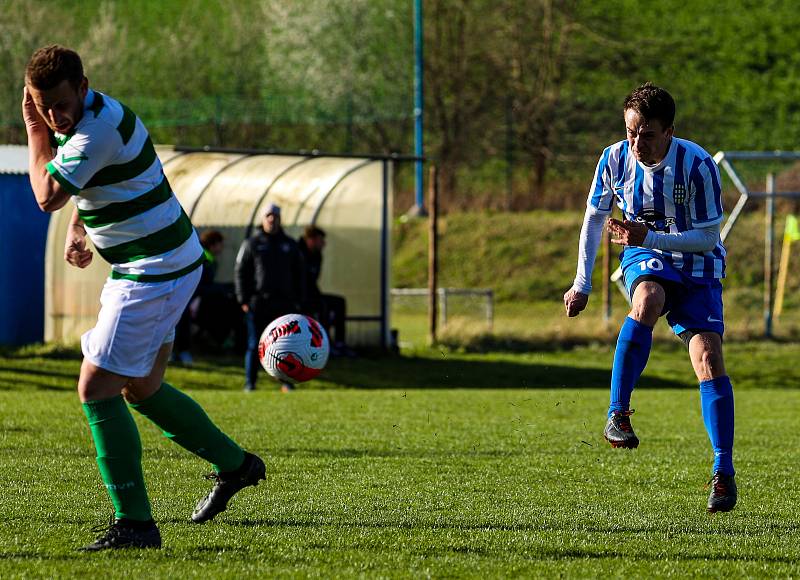 Fotbalisté plzeňské Košutky (na archivním snímku hráči v modrém) porazili v sobotním zápase 24. kola krajské I. A třídy soupeře z Kralovic 3:2.