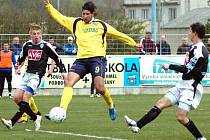 Michal Smejkal (ve žlutém dresu Blšan) střílí gól do sítě Čáslavi v utkání dvacátého kola druhé fotbalové ligy