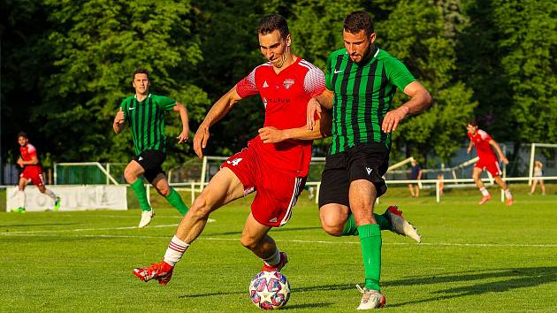 MICHAL PROVOD (vlevo), mladší bratr slávisty Lukáše, v dresu SK Petřín Plzeň v pátečním utkání divize v Rokycanech (1:1).