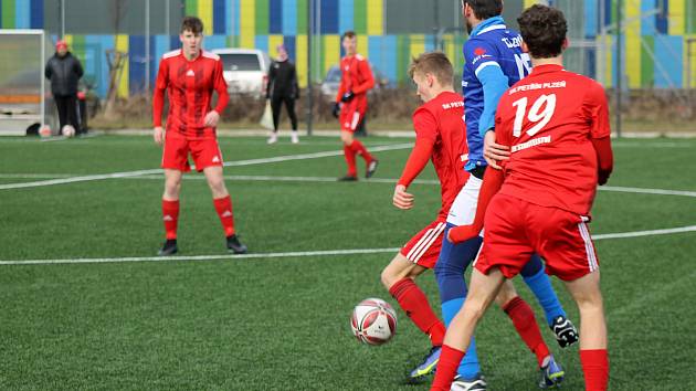 Fotbalisté Zruče (v modrém) minulý víkend prohráli s devatenáctkou Petřína (hráči v červeném), teď nestačili na Chotíkov.