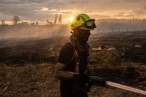 Hasiči Jihočeského kraje bojují z rozsáhlým požárem lesa u obce Jetětice.