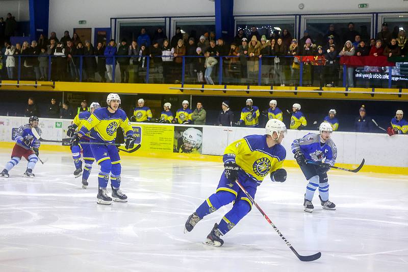 Hokejisté Třemošné (na snímku ve žlutomodrých dresech) ve druhém utkání semifinálové série play-off s Domažlicemi (v modrém).