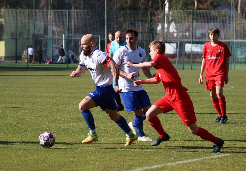 Fotbalisté rezervního výběru TJ Zruč (na archivním snímku hráči v bílých dresech) zdolali na domácím hřišti Plasy 1:0.