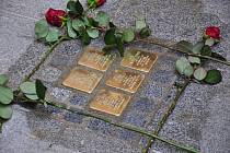 V Riegerově ulici v Plzni bylo položeno prvních pět z celkových devětadvaceti Kamenů zmizelých, které ve městě přibydou během dvou dní.