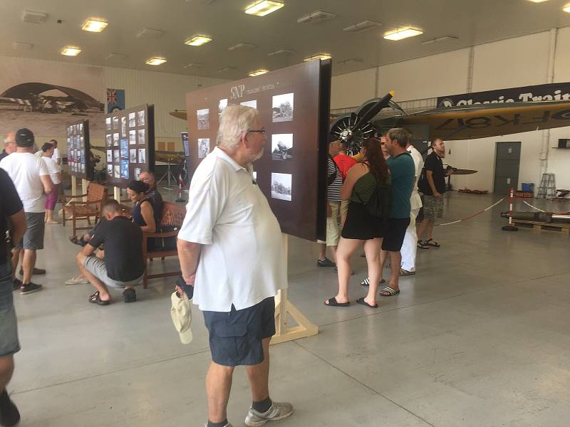 Výstava historických letadel a fotografií na letišti v Líních.