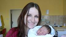 Martině a Jiřímu Helmichovým z Kozojed se 20. března ve 12.30 hod. narodila dcera Anička (3 kg, 47 cm). Na sestřičku, která přišla na svět v Mulačově nemocnici, se doma moc těšila tříletá Kačenka