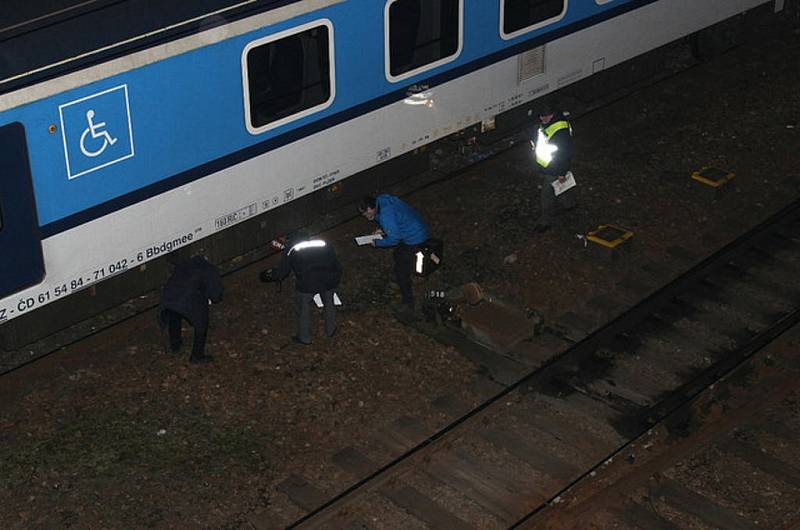 Vlak usmrtil v pátek večer u nádraží v Plzni na Jižním předměstí člověka