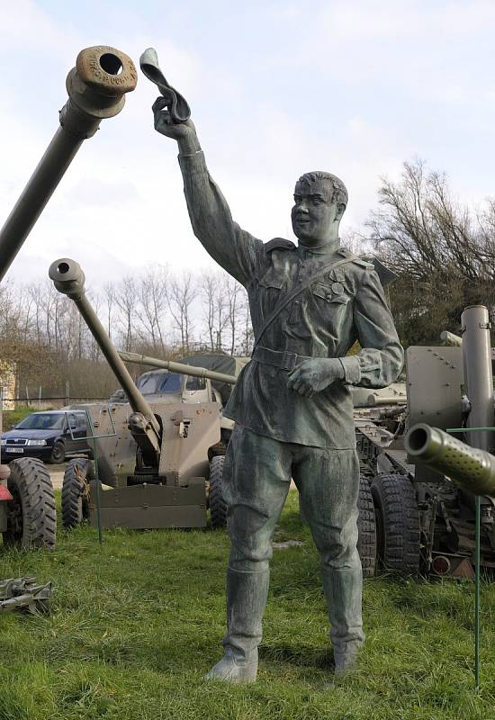 V Muzeu na demarkační linii v Rokycanech stojí socha, které se říká Divíšek. To proto, že se divil, jak se v Rokycanech ocitl, když je Rudá armáda neosvobodila. 