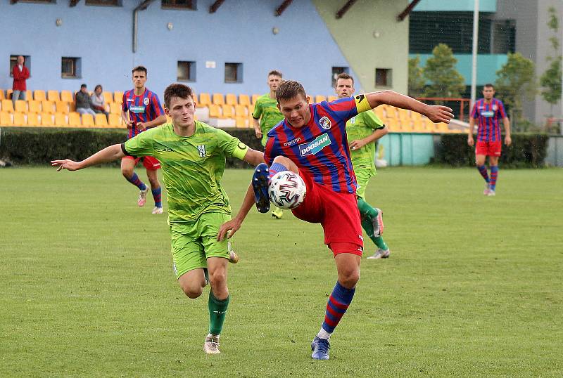 Z podzimu ČFL: Vltavín - Viktoria Plzeň B (červenomodří).