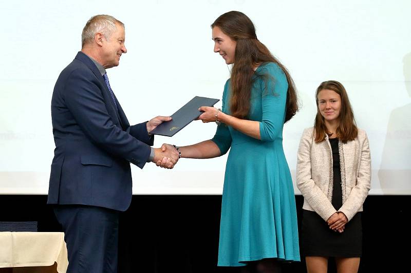 Za sportovní úspěchy převzala stipendium také lukostřelkyně, účastnice LOH v Tokiu Marie Horáčková.