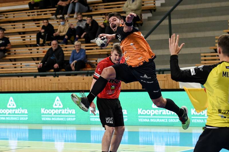 Talent Plzeň (v oranžovočerném) - Robe Zubří, 3. kolo Poháru EHF. Plzeňský Milan Škvařil (s míčem).