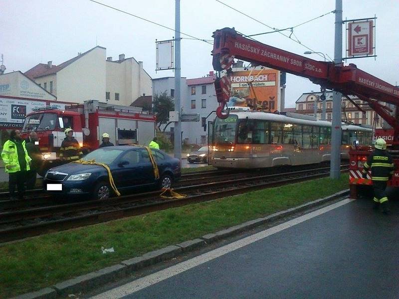 Řidič vjel na koleje, praskly mu čtyři pneumatiky a zablokoval provoz