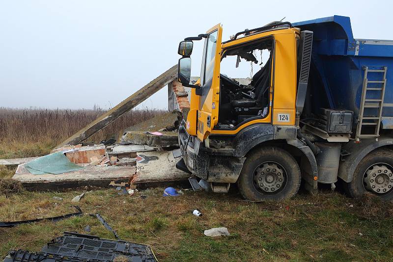 K tragické dopravní nehodě došlo 11. listopadu dopoledne na hlavním tahu z Plzně do Klatov u odbočky na Chlumčany. Dle policie řidič nákladního auta vybočil ze silnice a zachytil člověka čekajícího v prostoru autobusové zastávky.