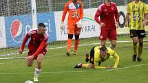 FK Robstav Přeštice (žlutí) vs. SK Petřín Plzeň (červení) 3:1.