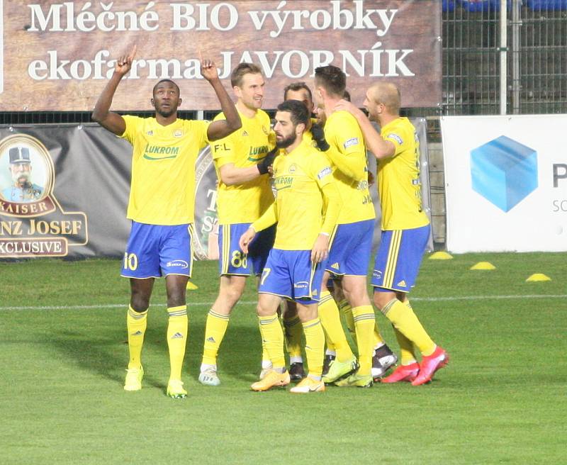 Prvoligoví fotbalisté Fastavu Zlín (ve žlutém) v rámci nedělního 8. kola FORTUNA:LIGY v domácím prostředí porazili Viktroii Plzeň 1:0 brankou Tomáše Poznara. Na snímku radost Poznara.