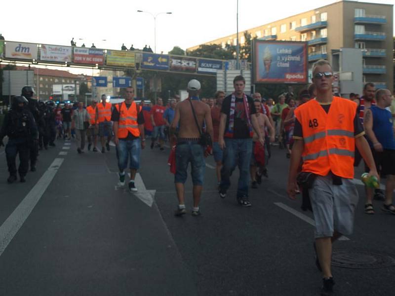 Fanoušky na stadion do Edenu doprovázela policie