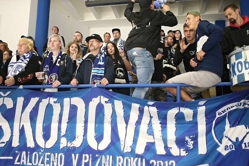 Škodovku přijela na Kladno povzbudit řada příznivců.