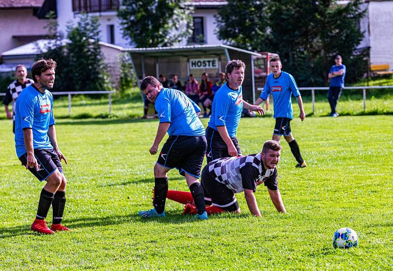 Fotbalisté TJ Sokol Myslív (na archivním snímku hráči v modrých dresech) vyzráli na Neznašovy, které porazili 3:2.