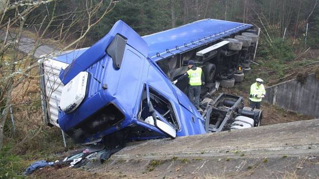 Dva kamionáři zemřeli při nehodě u Svaté Kateřiny na 142. kilometru D5 ve směru na Rozvadov