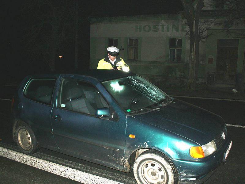 Sražený chodec skončil na předním skle VW Polo. Z nehody vyváznul bez viditelných poranění