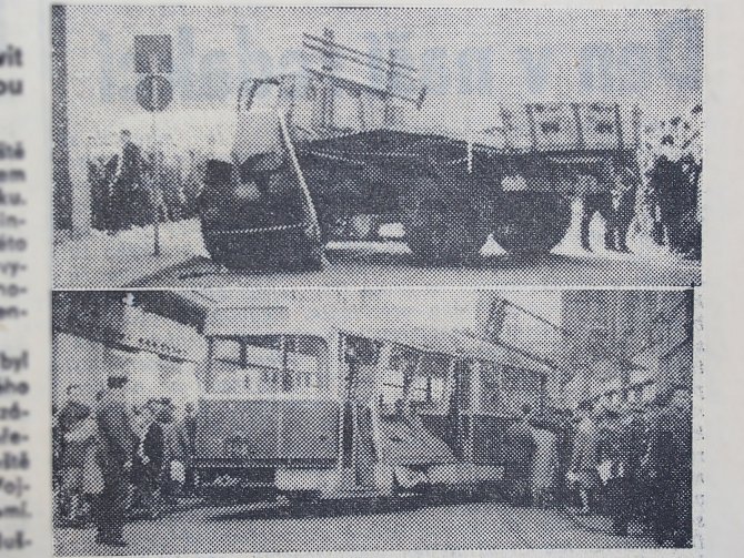 Pravda, 16. března 1968. Havarovaný náklaďák a havarovaná tramvaj v někdejších Nejedlého sadech.
