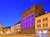 Dvacáté výročí vstupu do EU připomněly v Plzni modře nasvícená městská radnice i radnice třetího městského obvodu.
