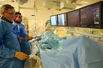 Lékaři intervenční kardiologie v nemocnici Privamed při práci.