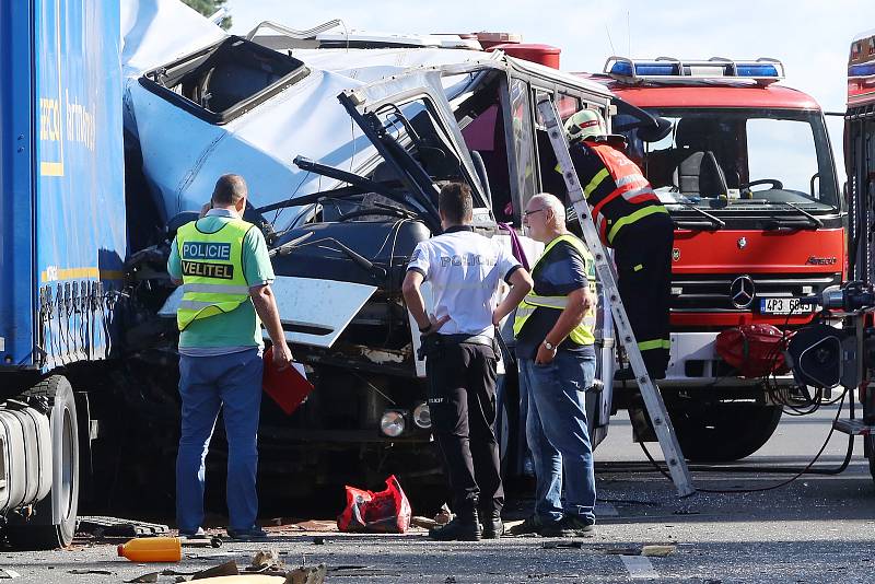 Dopravní nehoda autobusu a kamionu.