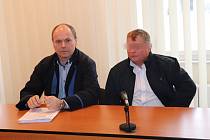 Obžalovaný Pavel K. s advokátem Rostislavem Netrvalem u klatovského soudu.
