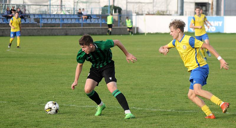 13. kolo FORTUNA divize A: SK SENCO Doubravka (na snímku fotbalisté ve žlutých dresech) - FC Rokycany 4:0 (3:0).