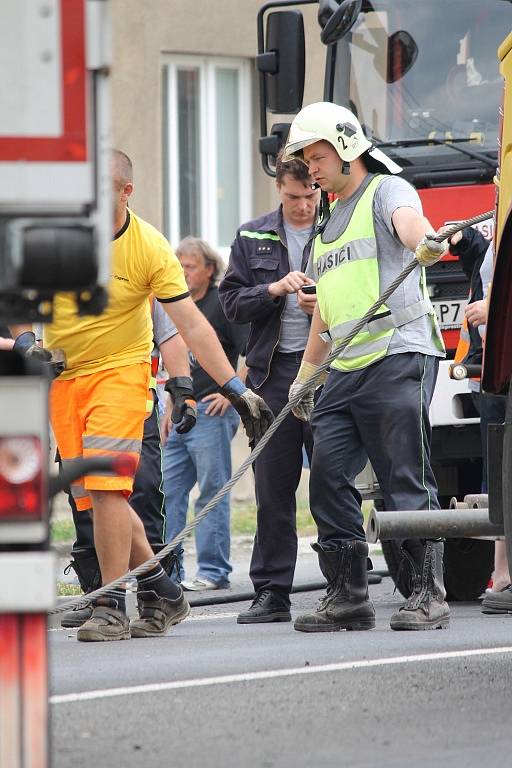 Kamion naboural v Přešticích do rodinného domu