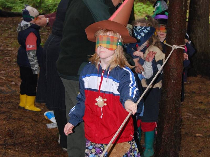 Děti z mateřské školky ve Chválenicích si v lese hrály nejen na čarodějnice, ale i na zvířátka