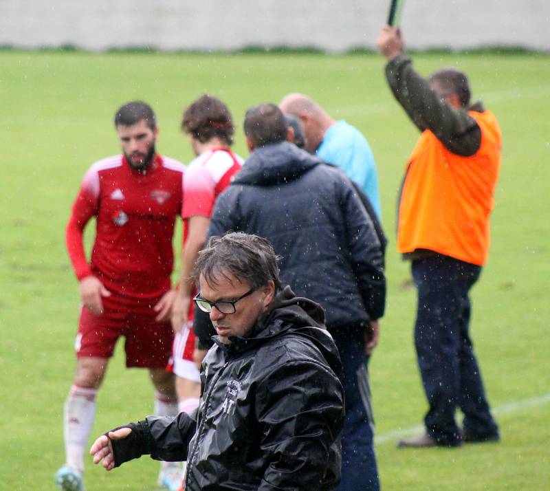 FK Robstav Přeštice (žlutí) vs. SK Petřín Plzeň (červení) 3:1.