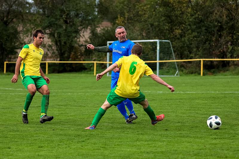 Na jihu Plzeňska podlehly Lužany (na snímku ve žlutých dresech) Dvorci vysoko 0:6 (v modrém).