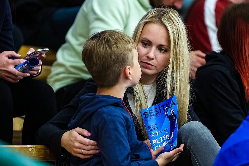 Interobal Plzeň - Chrudim (v modrém), 2. finále play-off 1. Futsal ligy, 6. května 2022.