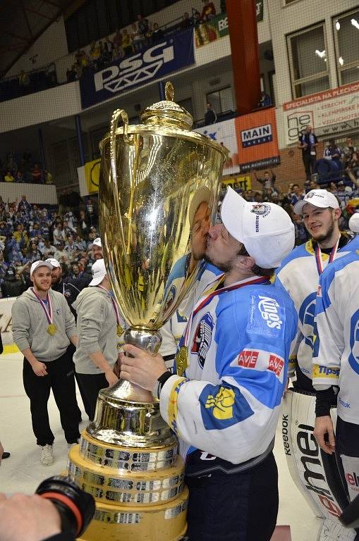 Hokejisté oslavují zisk historicky prvního titulu mistra na stadionu ve Zlíně