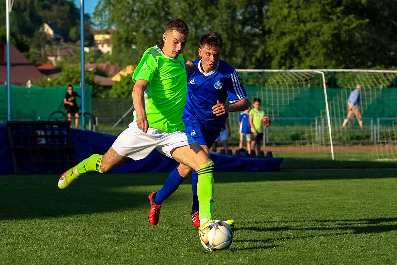 Fotbalisté TJ Sušice (na archivním snímku hráči v modrých dresech) deklasovali domácí Křimice 8:3 a upevnili si první místo v tabulce.