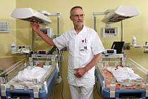Primář neonatologie Jiří Dort popisuje funkci vyhřívaných lůžek pro novorozence.
