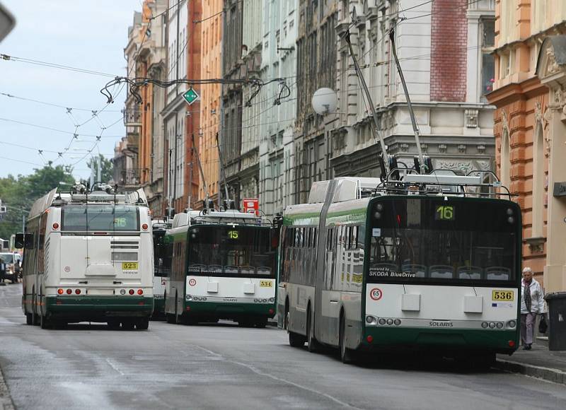 Nehoda autobusu ČSAD a osobního auta na rohu ulic Koperníkova a Bendova