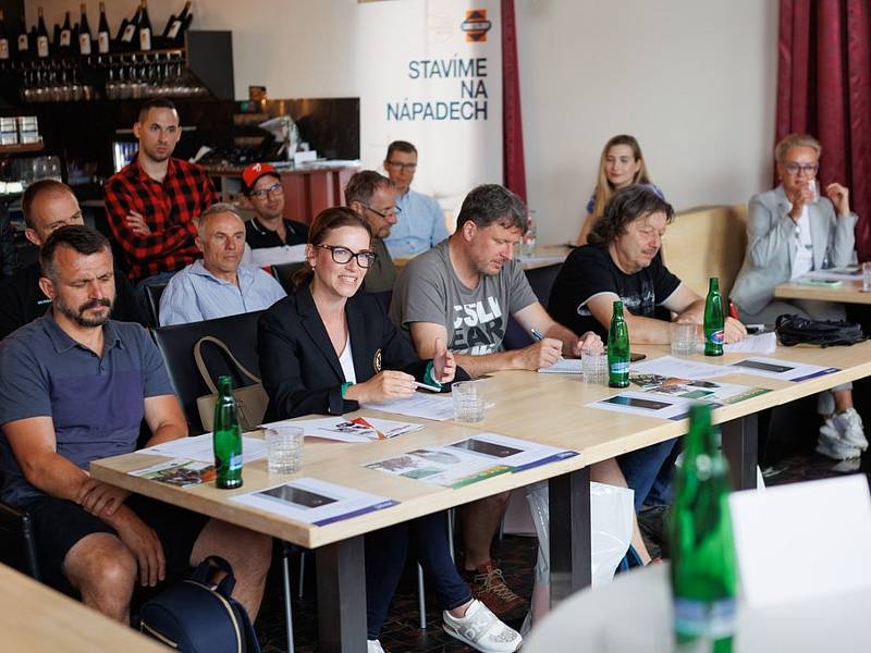 Novináři na tiskové konferenci k mistrovství ČR v cross country, které se letos koná ve Stupně