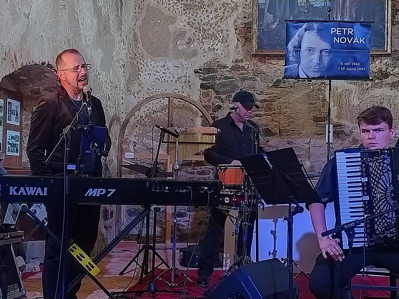 Uskupení Petr Novák Forever odehrálo další koncert v kostele sv. Petra a Pavla v Dolanech u Hlinců.