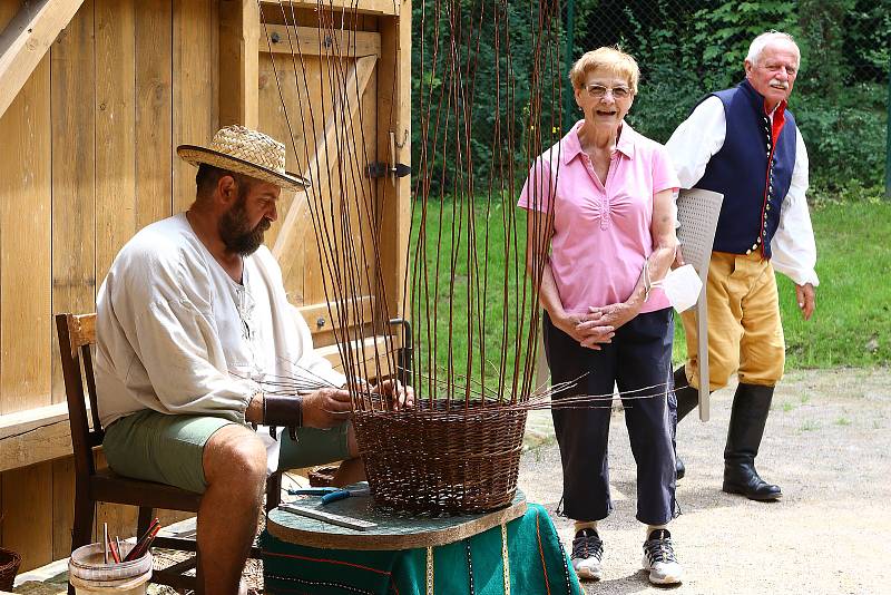 Selský dvůr U Matoušů je součástí původní bolevecké návsi, která je s typickou vesnickou architekturou 18. - 20. století památkově chráněná. Usedlost se skládá z velkého stavení, stodoly, sýpky, špýcharu a chlévů.