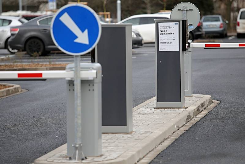 Parkoviště, vzniklé rekonstrukcí stávající odstavné plochy u autobusového nádraží na náměstí Emila Škody v Plzni, je od  1. února zpoplatněné. Jde o druhé P+R parkoviště ve městě, kde parkovací lístek slouží jako jízdenka do MHD.