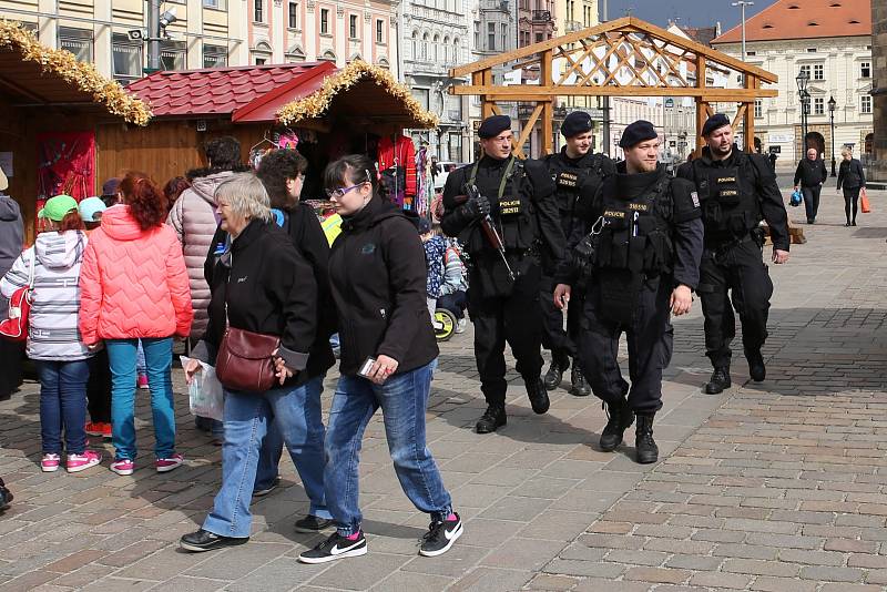 Zvýšená bezpečnostní opatření a posílené hlídky Policie ČR vyzbrojené navíc samopalem na velikonočních trzích v centru Plzně.