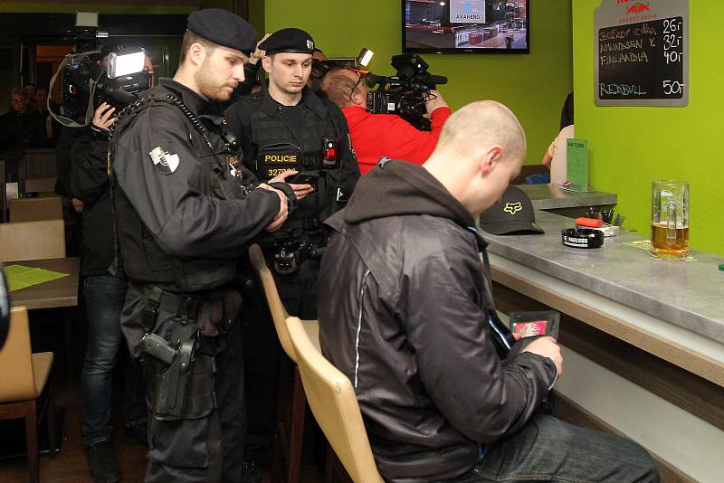 Plzeňská cizinecká policie v součinnosti s pořádkovou jednotkou a Městskou policií Plzeň provedla v noci na sobotu kontrolu barů a heren centru města.