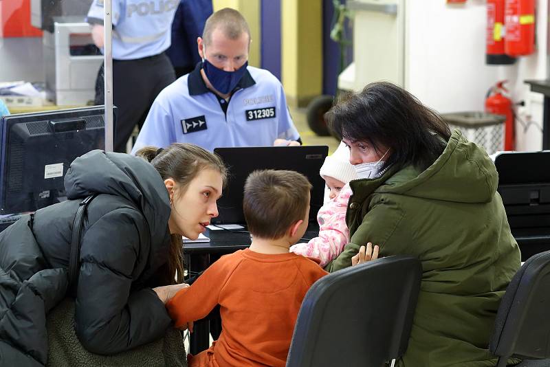 Ukrajinští uprchlíci v Krajském asistenčním centru pomoci Ukrajině v bývalém obchodním centru Prior na Americké třídě. Občané Ukrajiny si zde mohou vyřídit doklady potřebné k udělení víza, sjednat zdravotní pojištění nebo si zajistit ubytování.