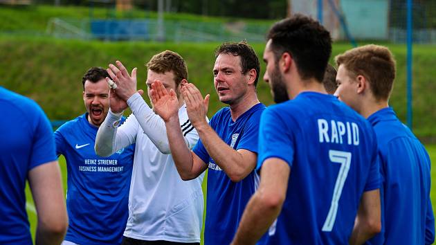 Z archivu: Fotbalisté plzeňského Rapidu (hráči v modrých dresech) porazili rezervu Domažlic vysoko 6:3. Hattrickem se blýskl Milan Ungr.