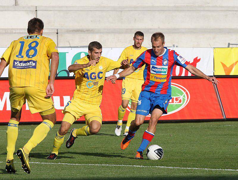 Ve 3. kole Gambrinus ligy se úřadující mistr dočkal prvního vítězství. Viktoria díky dvěma brankám ve druhém poločase zdolala Teplice 2:0.